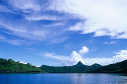 Archipel-des-Comores;-Baie;-Collines;-France;-Kaleidos;-Kaleidos-images;-La-parole-à-limage;-Laurent-Abad;-Mayotte;-Mer;-Nuages;-Océan-Indien;-Paysage;-Pic;-Stories-Pictures